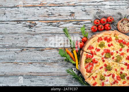 Pizza mit Pesto und Paprika. Italienische Küche. Auf Holzgrund. Freier Speicherplatz für Text. Draufsicht. Stockfoto
