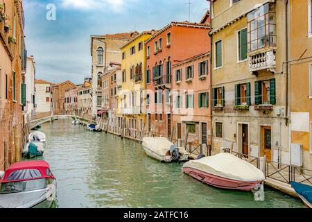 Pastellfarbene Gebäude entlang des Kanals Rio de santa fosca von der Brücke Ponte Vendramin im Bezirk Cannaregio in Venedig, Italien Stockfoto