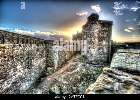 Blackness Castle, Blackness, Schottland. Künstlerische Silhouetten haben einen Blick auf die historische Burg Der Schwärze. Stockfoto