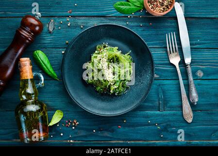 Algen Salat auf schwarzem Teller. Chuka wakame Auf dem alten Hintergrund. Draufsicht. Freier Speicherplatz für Ihren Text. Stockfoto