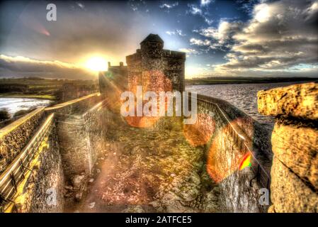 Blackness Castle, Blackness, Schottland. Künstlerische Silhouetten haben einen Blick auf die historische Burg Der Schwärze. Stockfoto