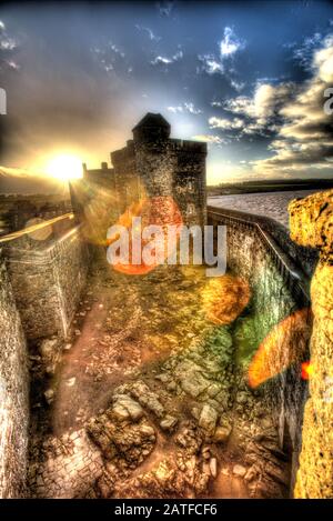 Blackness Castle, Blackness, Schottland. Künstlerische Silhouetten haben einen Blick auf die historische Burg Der Schwärze. Stockfoto