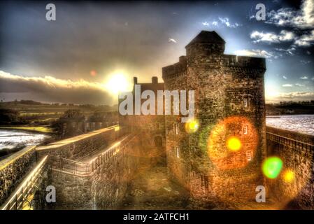 Blackness Castle, Blackness, Schottland. Künstlerische Silhouetten haben einen Blick auf die historische Burg Der Schwärze. Stockfoto