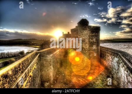 Blackness Castle, Blackness, Schottland. Künstlerische Silhouetten haben einen Blick auf die historische Burg Der Schwärze. Stockfoto