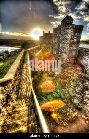 Blackness Castle, Blackness, Schottland. Künstlerische Silhouetten haben einen Blick auf die historische Burg Der Schwärze. Stockfoto