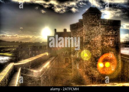 Blackness Castle, Blackness, Schottland. Künstlerische Silhouetten haben einen Blick auf die historische Burg Der Schwärze. Stockfoto