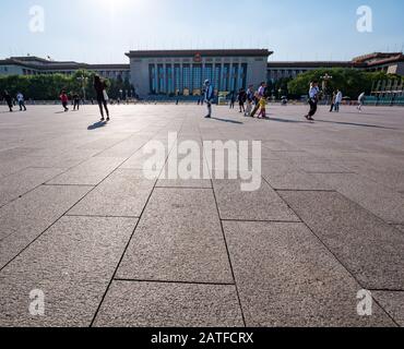 Mausoleum von Mao Zedong (Vorsitzender Mao) mit Menschen auf dem Tiananmen-Platz, Peking, Volksrepublik China Stockfoto