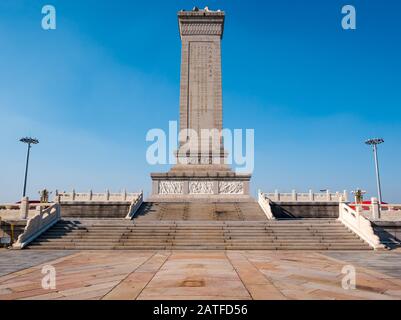 Denkmal für die Volkshelden im Zentrum des Tiananmen-Platzes, Peking, Volksrepublik China Stockfoto