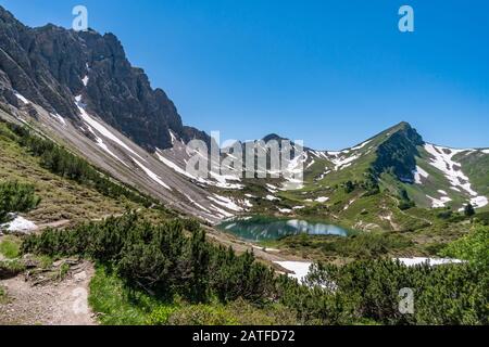 Fantastische Wanderung in den Tannheimer Bergen vom Gipfel des Neunerkopfle über die Landsberger Hütte zum schönen Vilsalpsee. Stockfoto