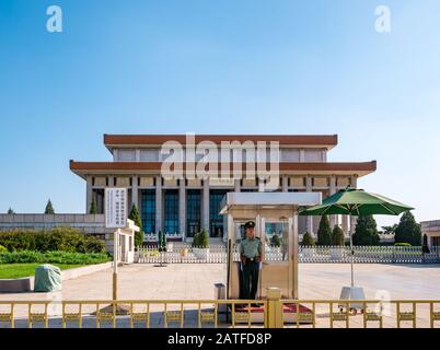Sicherheitsbeamter am Mausoleum von Mao Zedong (Vorsitzender Mao), Tiananmen-Platz, Peking, Volksrepublik China Stockfoto