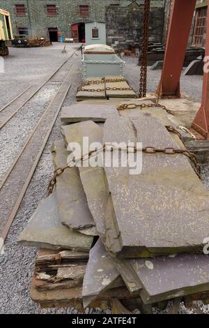 Schieferwagen mit großen Blöcken unbearbeiteten Schiefers im National Slate Museum in Llanberis Wales Stockfoto