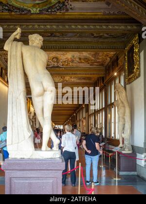 Besucher bewundern die Kunstwerke in den Uffizien Stockfoto