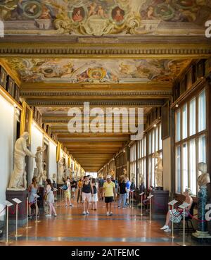 Besucher bewundern die Kunstwerke in den Uffizien Stockfoto