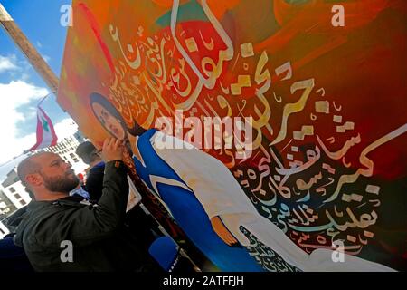 (200202) -- BEIRUT, 2. Februar 2020 (Xinhua) -- Ein Künstler erstellt ein Kunstwerk während des "Lebanons Innovativer Tag" auf dem Märtyrerplatz in Beirut, Libanon, am 2. Februar 2020. Tausende Libanesen aus dem ganzen Libanon haben am Sonntag am "innovativen Tag des Libanon" in der Innenstadt von Beirut aus Protest gegen die herrschende politische Klasse teilgenommen, berichtete der lokale Fernsehsender Al Jadeed. Bei der eintägigen Veranstaltung nahmen viele Künstler Teil, die ihre Kunstwerke präsentierten, die von den landesweiten Protesten inspiriert waren, die am 17. Oktober 2019 im Libanon begannen. (Foto von Bilal Jawich/Xinhua) Stockfoto