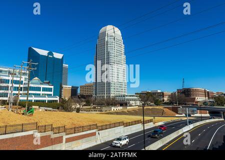 Winston-SALEM, NC, USA - 2. FEBRUAR: Stadtzentrum von Winston-Salem, Eröffnung von Business 40 am 2. Februar 2020 in Winston-Salem, North Carolina. Stockfoto