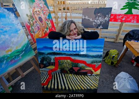 (200202) -- BEIRUT, 2. Februar 2020 (Xinhua) -- Ein Künstler posiert für ein Foto während des "Libanons Innovativer Tag" auf dem Martyr-Platz in Beirut, Libanon, am 2. Februar 2020. Tausende Libanesen aus dem ganzen Libanon haben am Sonntag am "innovativen Tag des Libanon" in der Innenstadt von Beirut aus Protest gegen die herrschende politische Klasse teilgenommen, berichtete der lokale Fernsehsender Al Jadeed. Bei der eintägigen Veranstaltung nahmen viele Künstler Teil, die ihre Kunstwerke präsentierten, die von den landesweiten Protesten inspiriert waren, die am 17. Oktober 2019 im Libanon begannen. (Foto von Bilal Jawich/Xinhua) Stockfoto