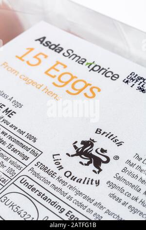 Lebensmitteletikett auf der Kunststoff-Eikiste von ASDA aufschließen. Lebensmittelverpackungen aus Kunststoff, Lebensmitteletiketten, Lebensmittelkennzeichnung, Qualitätslogo von British Lion. Stockfoto