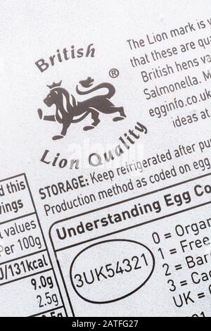 Lebensmitteletikett auf Eikiste von ASDA mit dem Qualitätslogo von British Lion. Lebensmittelverpackungen, Ernährungsetiketten, Lebensmittelkennzeichnung, britische Produkte. Stockfoto