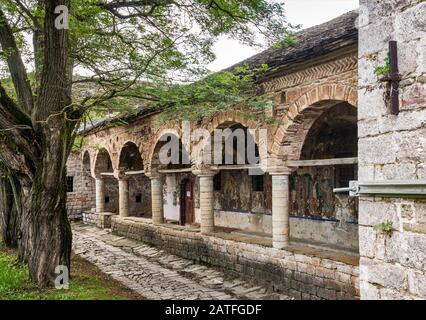 Portikus der Kirche Sankt Nikolaus, 1721, Ostorthodoxe, in Voskopoja (Voskopoje), Albanien Stockfoto