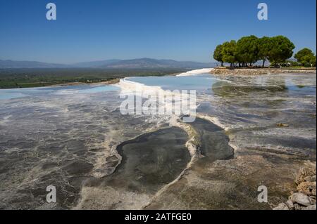 Mineralreiche Thermalwässer, die auf Travertinterrassen in Pamukkale, Türkei abfließen Stockfoto