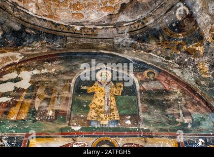 Die unter kommunistischem Regime verwüsteten Freskenbilder auf dem Säulengang der Kirche Sankt Nikolaus von 1721, Ostorthodoxe, in Voskopoja (Voskopoje), Albanien Stockfoto