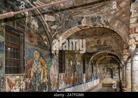 Die unter kommunistischem Regime verwüsteten Freskenbilder auf dem Säulengang der Kirche Sankt Nikolaus von 1721, Ostorthodoxe, in Voskopoja (Voskopoje), Albanien Stockfoto