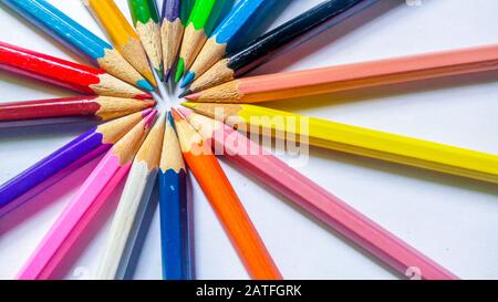 Schöne farbige Bleistifte auf weißem Hintergrund Stockfoto