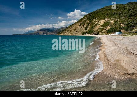 Bunec Strand am Ionischen Meer nahe dem Dorf von Piqeras, nördlich von Saranda (Sarande), albanische Riviera, Albanien Stockfoto