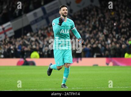 London, ENGLAND - 2. FEBRUAR 2020: Hugo Lloris von Tottenham feiert nach einem Tor seiner Mannschaft während des Premier-League-Spiels 2019/20 zwischen Tottenham Hotspur FC und Manchester City FC im Tottenham Hotspur Stadium. Stockfoto