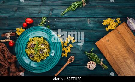 Pesto Pasta. Auf Holzgrund. Italienische Küche. Draufsicht. Kopierbereich. Stockfoto