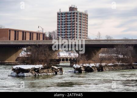 Oswego, New York, USA. Januar 2020. Blick auf den Oswego River im Stadtzentrum von Oswego, New York an einem übergiebelten Winternachmittag Stockfoto