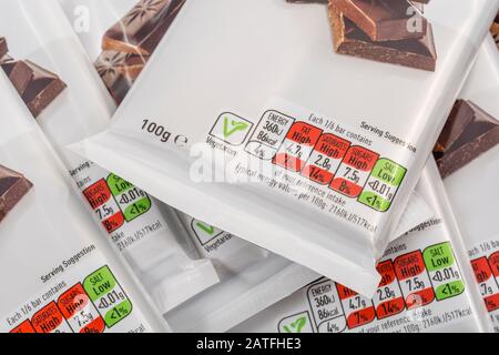 ASDA dunkle Schokolade weichen Kunststoff Lebensmittel Verpackung Ernährung Infokasten, Lebensmittel Fettgehalt, Zuckergehalt, Lebensmittel-Label close up, hoch in Zucker Stockfoto
