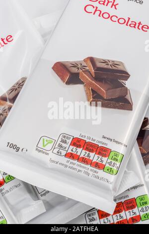 ASDA dunkle Schokolade weichen Kunststoff Lebensmittel Verpackung Ernährung Infokasten, Lebensmittel Fettgehalt, Zuckergehalt, Lebensmittel-Label close up, hoch in Zucker Stockfoto