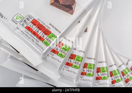 ASDA dunkle Schokolade Lebensmittelverpackung mit Nährwertangaben, Fettgehalt der Lebensmittel, Zuckergehalt, Lebensmitteletikett in der Nähe, hoher Zuckergehalt. Stockfoto