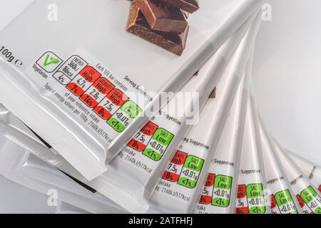 ASDA dunkle Schokolade Lebensmittelverpackung mit Nährwertangaben, Fettgehalt der Lebensmittel, Zuckergehalt, Lebensmitteletikett in der Nähe, hoher Zuckergehalt. Stockfoto