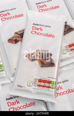 ASDA dunkle Schokolade weichen Kunststoff Lebensmittel Verpackung Ernährung Infokasten, Lebensmittel Fettgehalt, Zuckergehalt, Lebensmittel-Label close up, hoch in Zucker Stockfoto