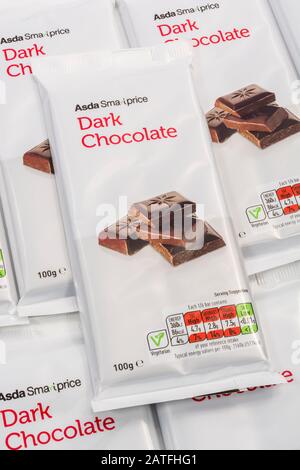 ASDA dunkle Schokolade weichen Kunststoff Lebensmittel Verpackung Ernährung Infokasten, Lebensmittel Fettgehalt, Zuckergehalt, Lebensmittel-Label close up, hoch in Zucker Stockfoto