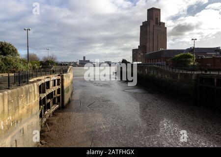 Hafeneinfahrt vom Fluss Mersey in der Nähe von Morpeth Dock, Birkenhead Stockfoto