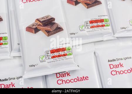 ASDA dunkle Schokolade weichen Kunststoff Lebensmittel Verpackung Ernährung Infokasten, Lebensmittel Fettgehalt, Zuckergehalt, Lebensmittel-Label close up, hoch in Zucker Stockfoto
