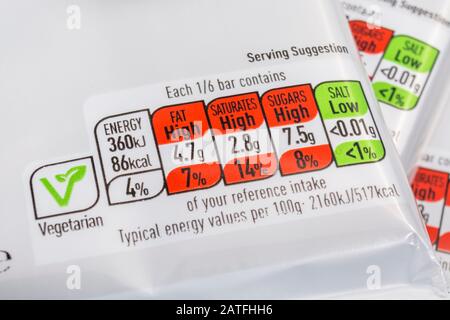 ASDA dunkle Schokolade Lebensmittelverpackung mit Nährwertangaben, Fettgehalt der Lebensmittel, Zuckergehalt, Lebensmitteletikett in der Nähe, hoher Zuckergehalt. Stockfoto