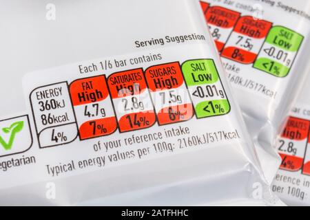 ASDA dunkle Schokolade Lebensmittelverpackung mit Nährwertangaben, Fettgehalt der Lebensmittel, Zuckergehalt, Lebensmitteletikett in der Nähe, hoher Zuckergehalt. Stockfoto