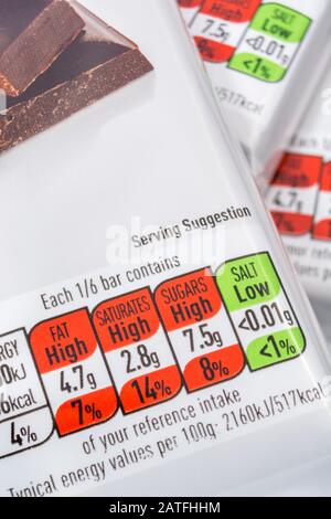 ASDA dunkle Schokolade Lebensmittelverpackung mit Nährwertangaben, Fettgehalt der Lebensmittel, Zuckergehalt, Lebensmitteletikett in der Nähe, hoher Zuckergehalt. Stockfoto