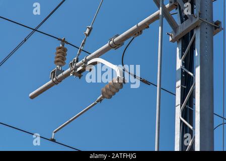 Elektrische Zugleitungen Eisenbahndrähte Und Blue Sky Oben Stockfoto