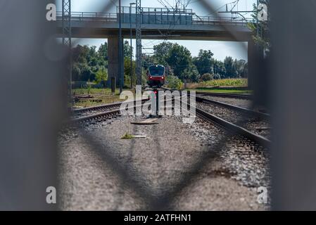 Passanger-Zug Angekommen. Bahnhof, Der Am Kleinen Ländlichen Bahnhof Ankommt Stockfoto