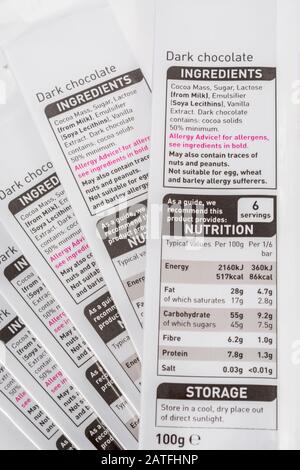 Asda dunkle Schokoladenverpackungen mit Lebensmittel-Infobox, Warnung vor Allergen von roten Lebensmitteln, Inhaltsstoffgehalt, Lebensmittel-Label-Nahaufnahme. Stockfoto