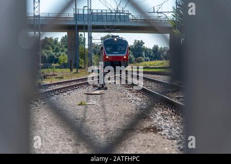 Passanger-Zug Angekommen. Bahnhof, Der Am Kleinen Ländlichen Bahnhof Ankommt Stockfoto