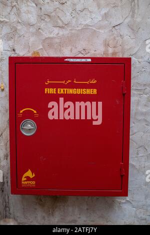Ein roter Feuerlöscherkasten an einer weißen Wand sorgt für Sicherheit und Schutz vor Gefahren Stockfoto