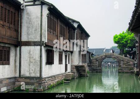 Wuzhen, China. August 2015. Chinesische Architektur und die Wasserkanäle innerhalb der Wasserstadt Wuzhen an einem übergiebelten Tag in der Provinz Zhejiang in China. Stockfoto