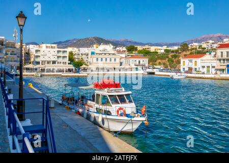 Blick auf den Jachthafen von Agios Nikolaos. Malerische Stadt der Insel Crete, Griechenland. Bild Stockfoto