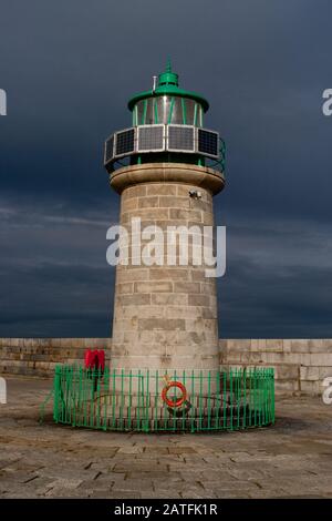 dun laoghaire grüner Leuchtturm irland Pier Meer Stockfoto
